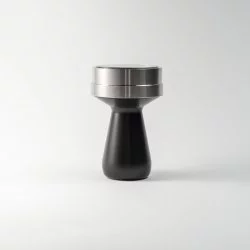 Ruční tamper na kávu Idroprep Tamper 58,4 mm v elegantní černé barvě.