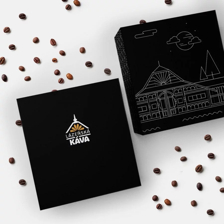 Dárkové balení kávy v originální černé krabičce s logem lázeňské kávy a kávovými zrny okolo