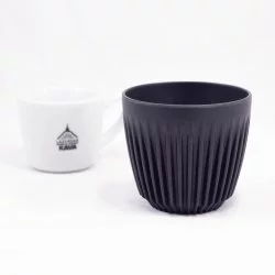 Černý ekologický termohrnek bez víčka o objemu 180 ml na bílém pozadí s šálkem lázeňské kávy