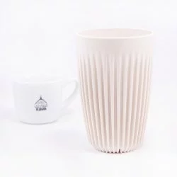 Béžový ekologický termohrnek bez víčka o objemu 350 ml na bílém pozadí s šálkem lázeňské kávy