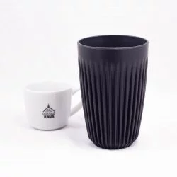 Černý ekologický termohrnek bez víčka o objemu 350 ml na bílém pozadí s šálkem lázeňské kávy