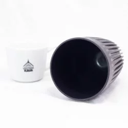 Černý ekologický termohrnek bez víčka o objemu 350 ml, pohled dovnitř hrnku na bílém pozadí s šálkem lázeňské kávy