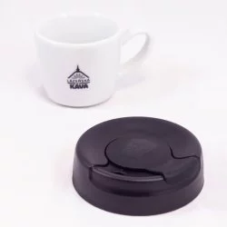 Černé víčko termohrnku KeepCup Kit na bílém pozadí s šálkem lázeňské kávy