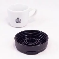 Víčko termohrnku KeepCup Kit na bílém pozadí s šálkem lázeňské kávy
