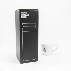 Kinto nerezová termolahev v originálním balení na bílém pozadí s šálkem lázeňské kávy