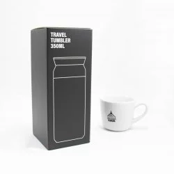 Originální obal na termosku Kinto Travel Tumbler Khaki 350ml na bílém pozadí společně s šálkem Lázeňské kávy