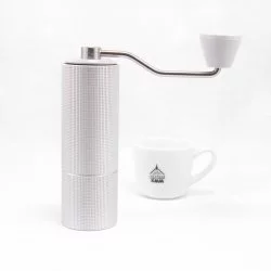 Stříbrný mlýnek Timemore C2 pro ruční mletí kávy s šálkem Lázeňské kávy