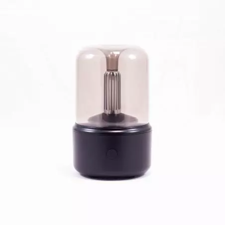 Elektrický aroma difuzér připomínající tvar svícnu.