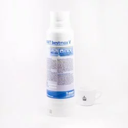 Filtrační kartuš na vodu s kapacitou 2500l značky BWT Bestmax V na bílém pozadí s šálkem Lázeňské kávy