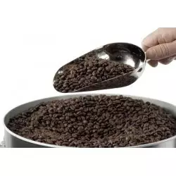 JoeFrex nerezová naběračka na kávu se zrny kávy na bílém pozadí