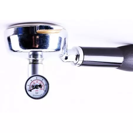 Sada tlakoměru s adaptérem na bílém pozadí, detail na budík