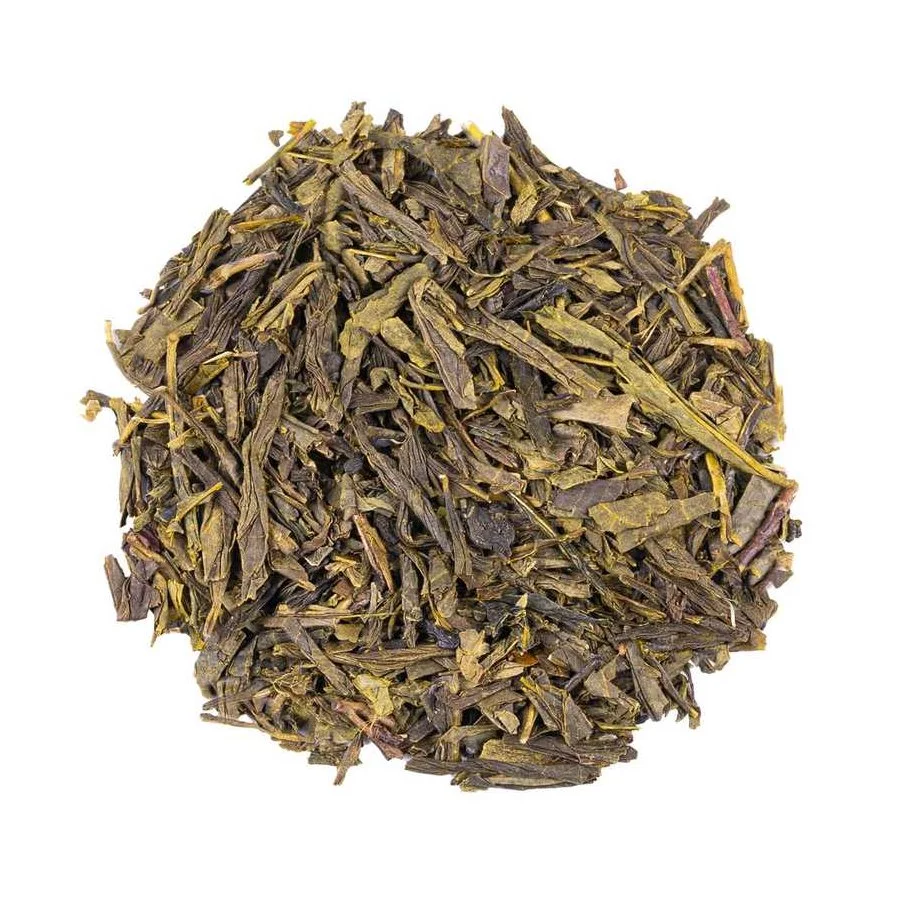 Vysypaný zelený čaj China Sencha na bílém pozadí, pohled shora