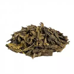 Vysypaný zelený čaj China Sencha na bílém pozadí, pohled ze strany