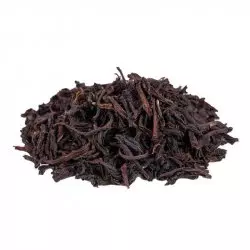 Vysypaný černý čaj Ceylon OP Nuwara Eliya na bílém pozadí, pohled ze strany