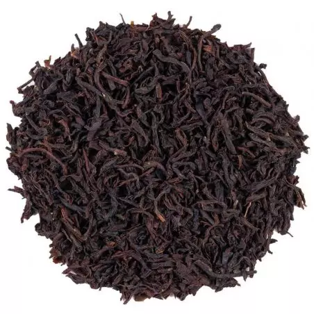 Vysypaný černý čaj Ceylon OP Nuwara Eliya na bílém pozadí, pohled shora