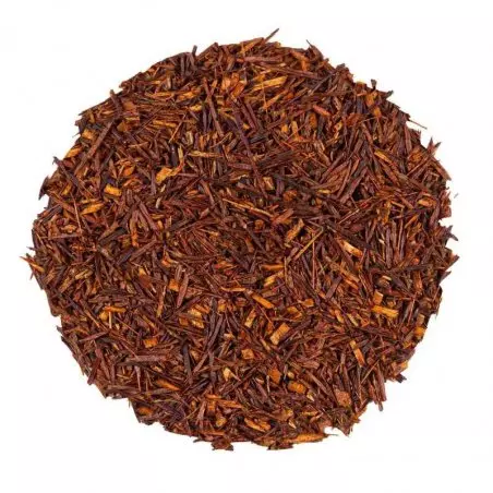 Vysypaný Rooibos Long Cut BIO čaj na bílém pozadí, pohled shora