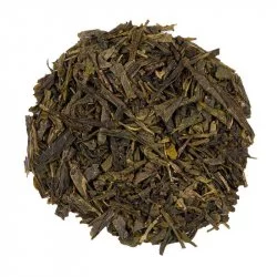 Vysypaný zelený čaj Japan Bancha na bílém pozadí, pohled shora