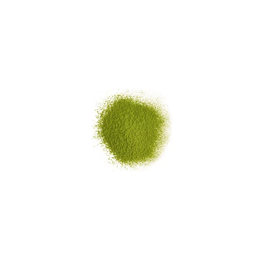 Vysypaný matcha zelený čaj na bílém pozadí, pohled shora