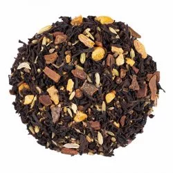 Vysypaná směs černého čaje Chai Black Tea na bílém pozadí, pohled shora