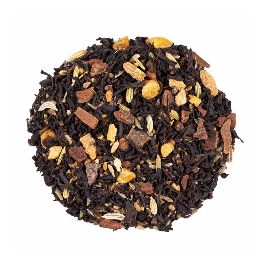 Vysypaná směs černého čaje Chai Black Tea na bílém pozadí, pohled shora
