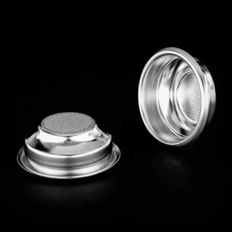 IMS stříbrné košíky na černém pozadí, detail na spodní i vnitřní část košíku