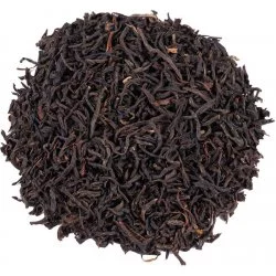 Vysypaný černý čaj Assam na bílém pozadí, pohled shora