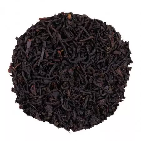 Vysypaný černý čaj Earl Grey na bílém pozadí, pohled shora