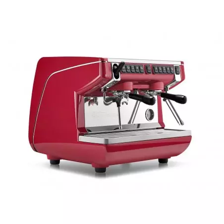 Profesionální pákový kávovar Nuova Simonelli Appia Life Compact 2GR ve výrazné červené barvě, ideální pro přípravu caffè latte.