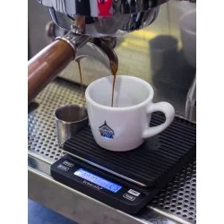 Zapnutá váha včetně průběhu extrakce na espresso kávovaru.