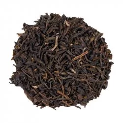 Vysypaný bílý čaj Vietnam Mao Feng Organic na bílém pozadí, pohled shora