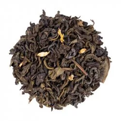 Vysypaný zelený čaj China Jasmine na bílém pozadí, pohled shora