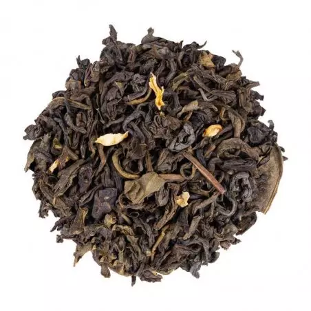 Vysypaný zelený čaj China Jasmine na bílém pozadí, pohled shora