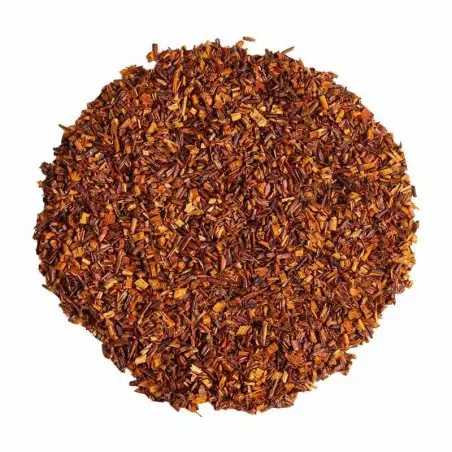 Sypaný čaj Rooibos Natural na bílém pozadí, pohled shora