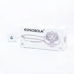 Originální balení Espazzola pomůcky na čištění hlavy kávovaru na bílém pozadí s šálkem lázeňské kávy
