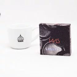 IMS stříbrná sprcha do hlavy kávovaru v originálním balení na bílém pozadí s šálkem lázeňské kávy