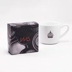 IMS košík v originální růžovo-šedé krabičce na bílém pozadí s šálkem lázeňské kávy