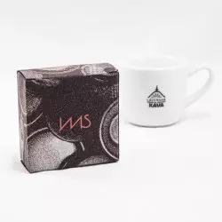 IMS košík v originální růžovo-šedé krabičce na bílém pozadí s šálkem lázeňské kávy