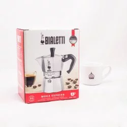 Stříbrná Bialetti Moka Express konvice pro 2 šálky v originálním balení na bílém pozadí s šálkem lázeňské kávy