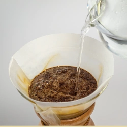 Ukázka filtrování kávy v Chemexu přes papírový filtr Chemex FSU-100