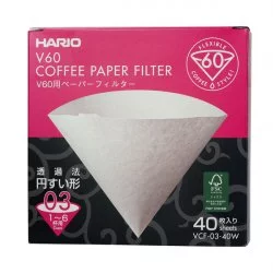 Originální balení Hario V60-03 papírových filtrů na bílém pozadí