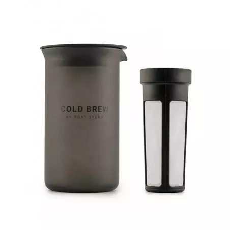 Ruční příprava cold brew na cesty v šedém provedení na bílém pozadí