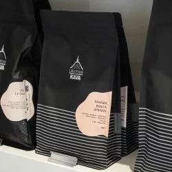 Balíček lázeňské kávy Panama-Bonita-Springs určená na filtr v polici na prodejně
