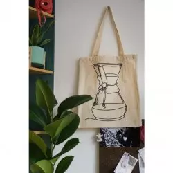 Béžová plátěná taška s potiskem Chemexu pověšená na stěně