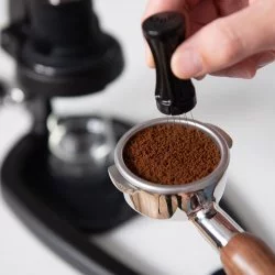 Pomůže vám zbavit se hrudek v čerstvě namleté kávě a rovnoměrně rozprostřít kávu v portafilteru.