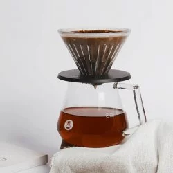 Timemore Crystal Eye Brewer Set s připravenou filtrovanou kávou.
