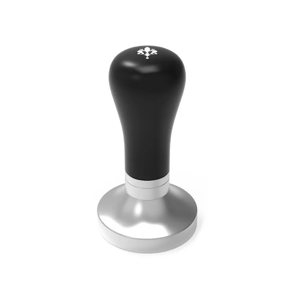 Tamper značky Eureka v černé barvě. Má nastavitelnou rukojeť a průměr 58,35 mm.