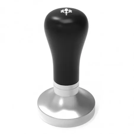 Tamper značky Eureka v černé barvě. Má nastavitelnou rukojeť a průměr 58,35 mm.