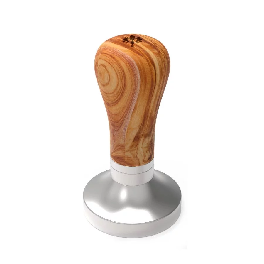 Eureka tamper s nastavitelnou rukojetí z olivového dřeva. Průměr základny je 58,35 mm.