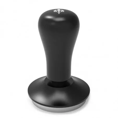 Eureka plochý tamper s regulací tlaku. Průměr 58,35 mm v černém provedení.