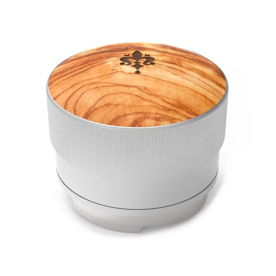 Bílý distributor kávy od společnosti Eureka s detailem z olivového dřeva. Průměr základny: 58,35 mm.